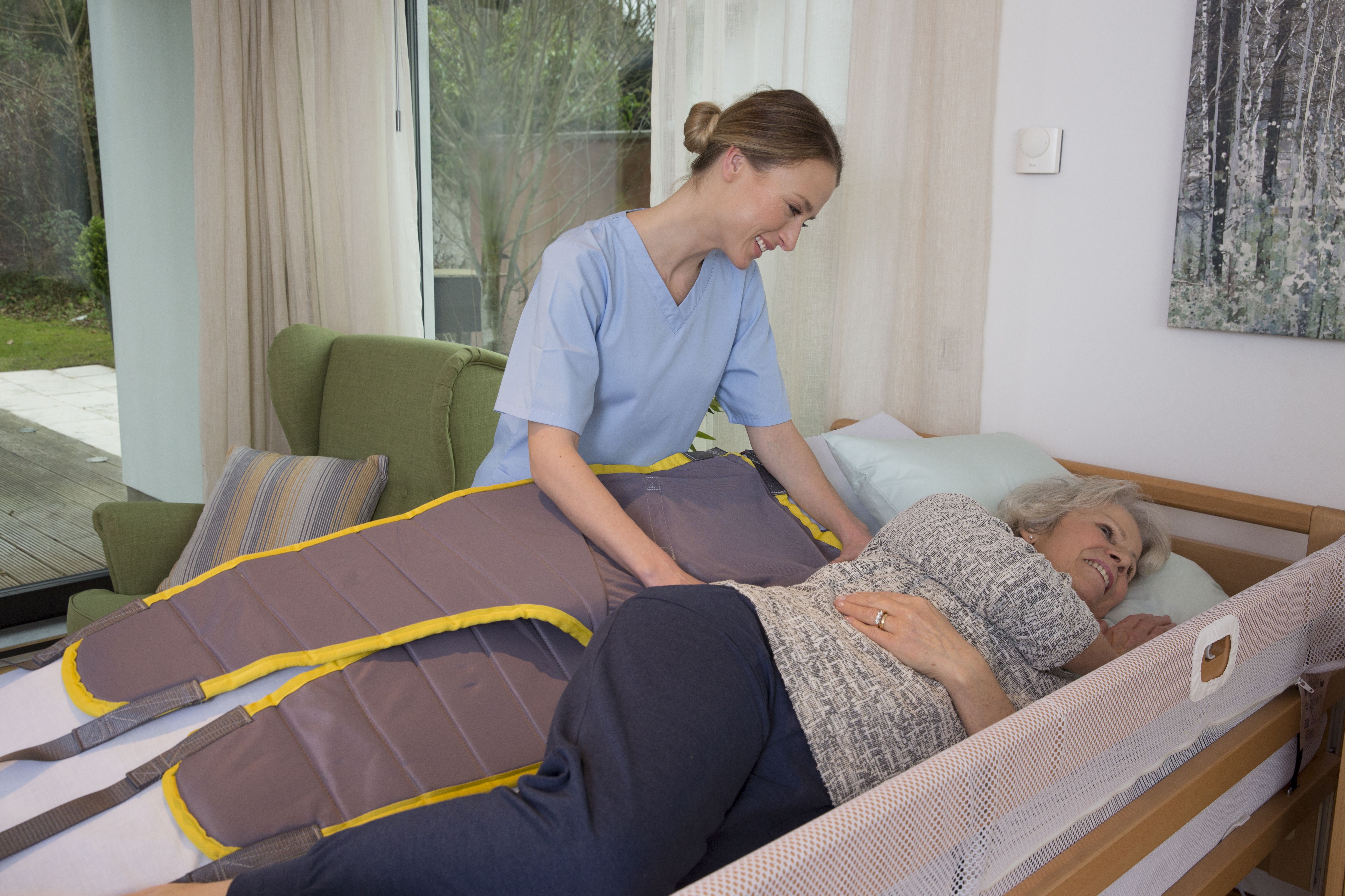 Eldre dame i Soft Tilt 2.0 Soft Tilt, 2.0, invacare, sengetilbehør