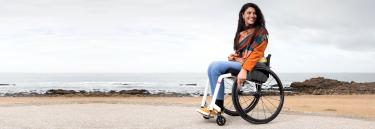 The KSL manual wheelchair white ramme woman on the beach