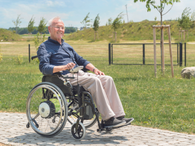 Hjelpemotoren Alber e-fix fungerer som en liten, lett og transportvennlig elektrisk rullestol