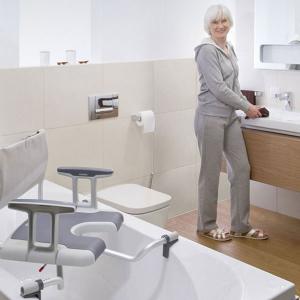 Dreibart badekarsete forenkler inn- og utstigning av badekaret