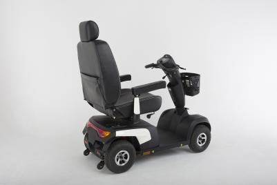 Hvit Invacare Comet Ultra scooter bakfra og fra siden