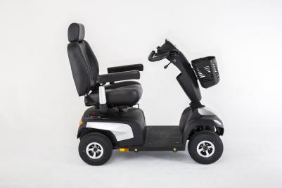 Invacare Orion Pro elektrisk scooter sølvfarget fra siden